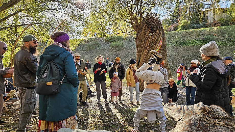 Nowa rzeba oywia park. Drzewo dostao drugie ycie