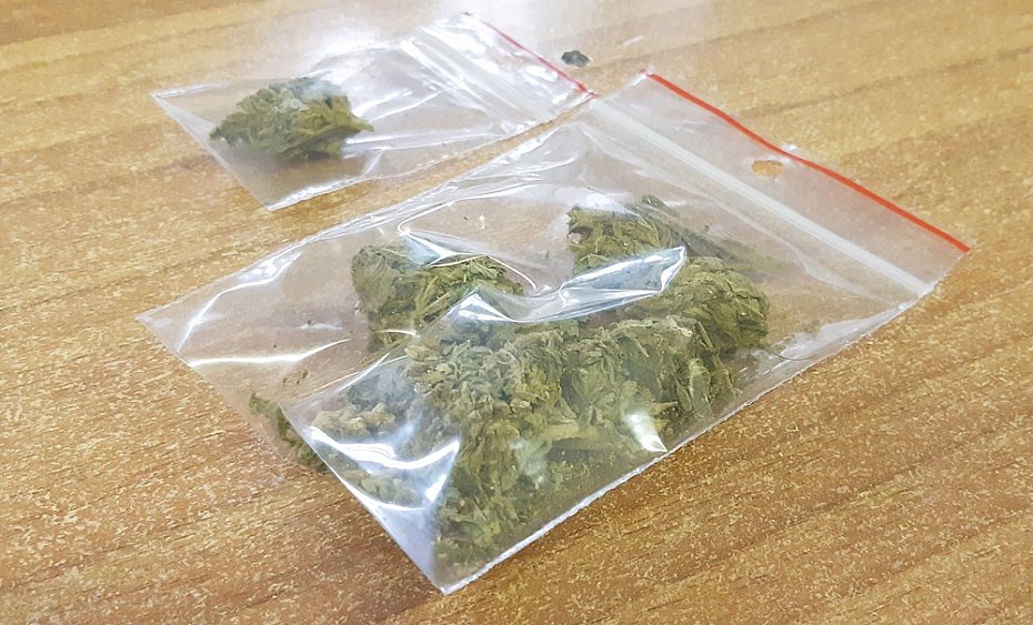 alt='Przechodzi na czerwonym z narkotykami w kieszeni'