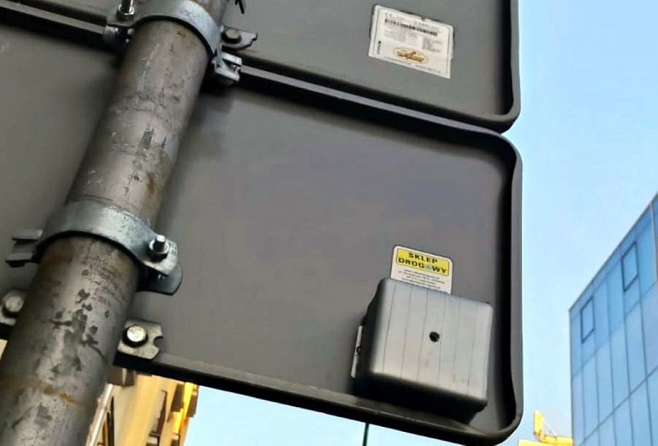 alt='Tajemnicza kamera na znaku drogowym w rdmieciu'