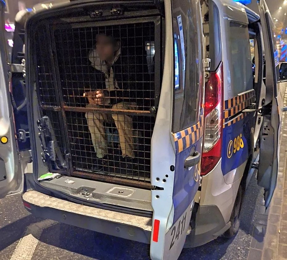 alt='Spa przy przystanku i pachnia alkoholem. W kieszeni mia co wicej'