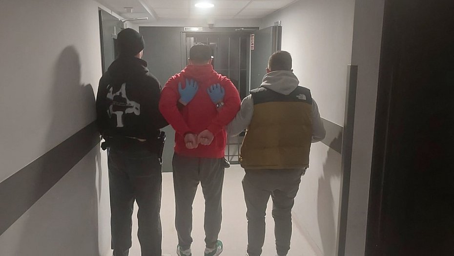 Nerwowe zachowanie zdradzio 34-latka. Mia saszetk pen narkotykw