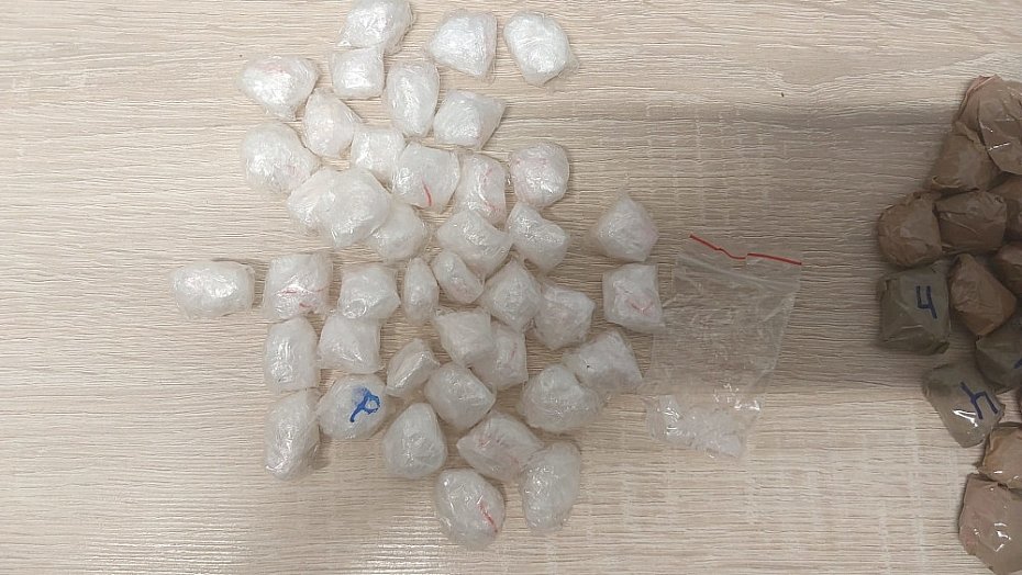 Nerwowe zachowanie zdradzio 34-latka. Mia saszetk pen narkotykw