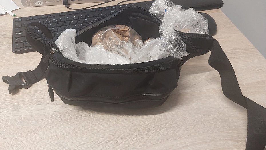 Nerwowe zachowanie zdradzio 34-latka. Mia saszetk pen narkotykw
