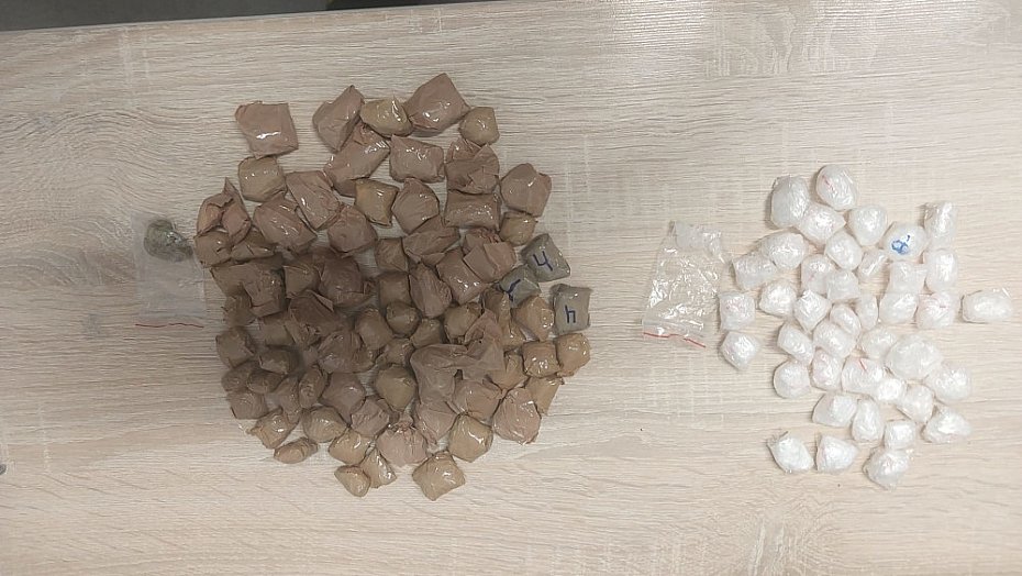 Nerwowe zachowanie zdradzio 34-latka. Mia saszetk pen narkotykw