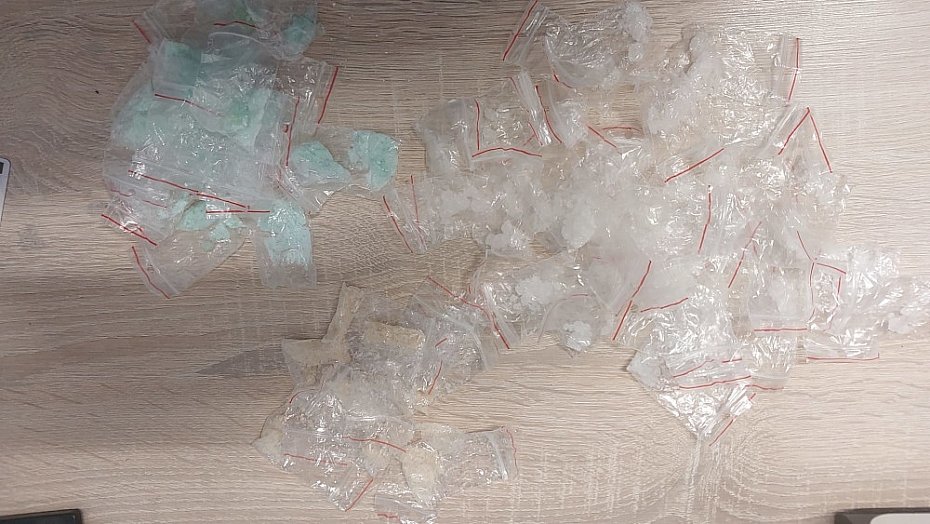 Nerwowe zachowanie zdradzio 34-latka. Mia saszetk pen narkotykw