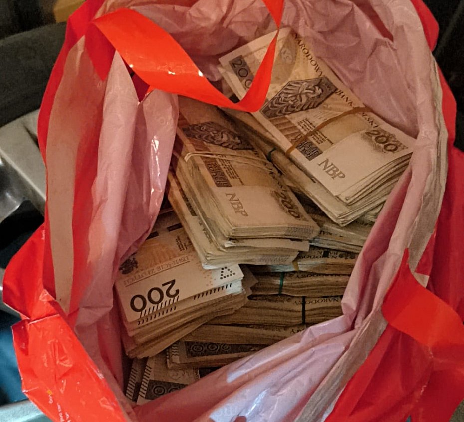 Skuteczna akcja policji. Bro�, narkotyki i milion w got�wce