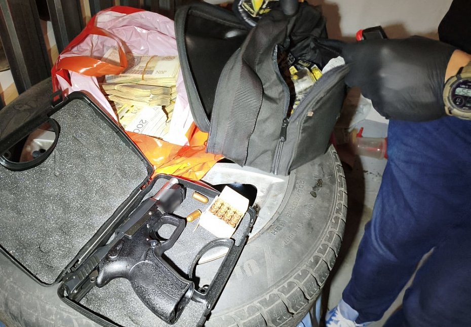 Skuteczna akcja policji. Bro�, narkotyki i milion w got�wce