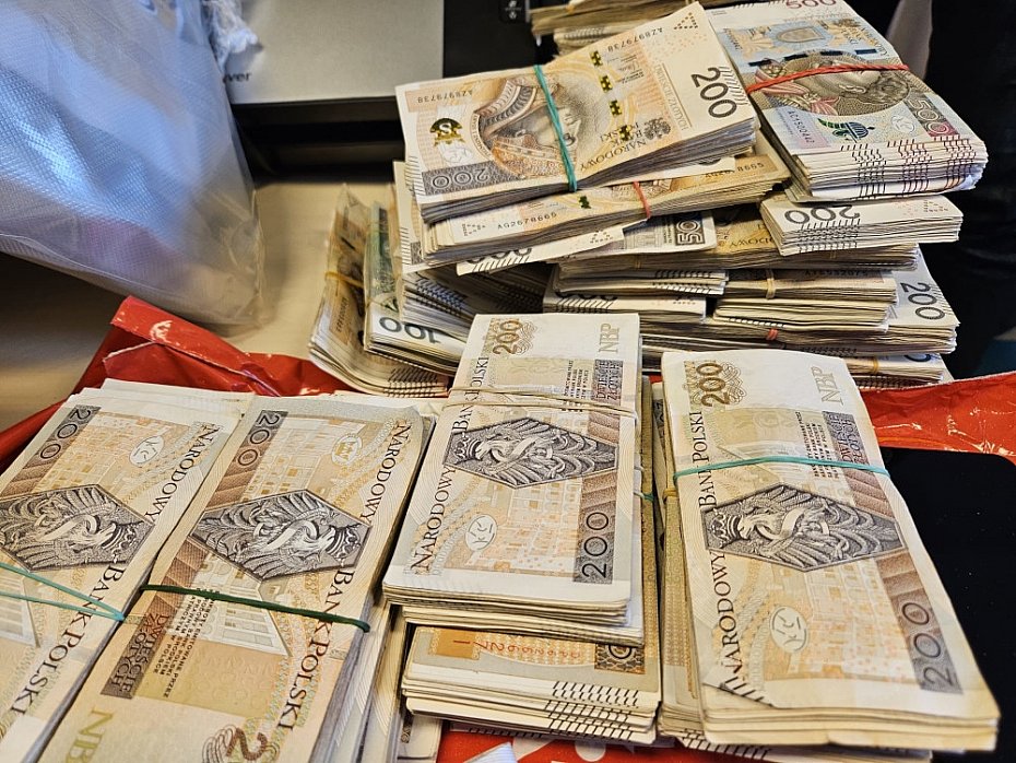 alt='Skuteczna akcja policji. Bro, narkotyki i milion w gotwce'