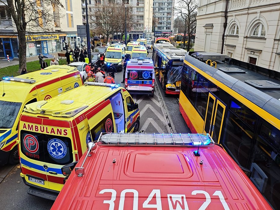 Zderzenie tramwaju z autobusem w alei Solidarnoci