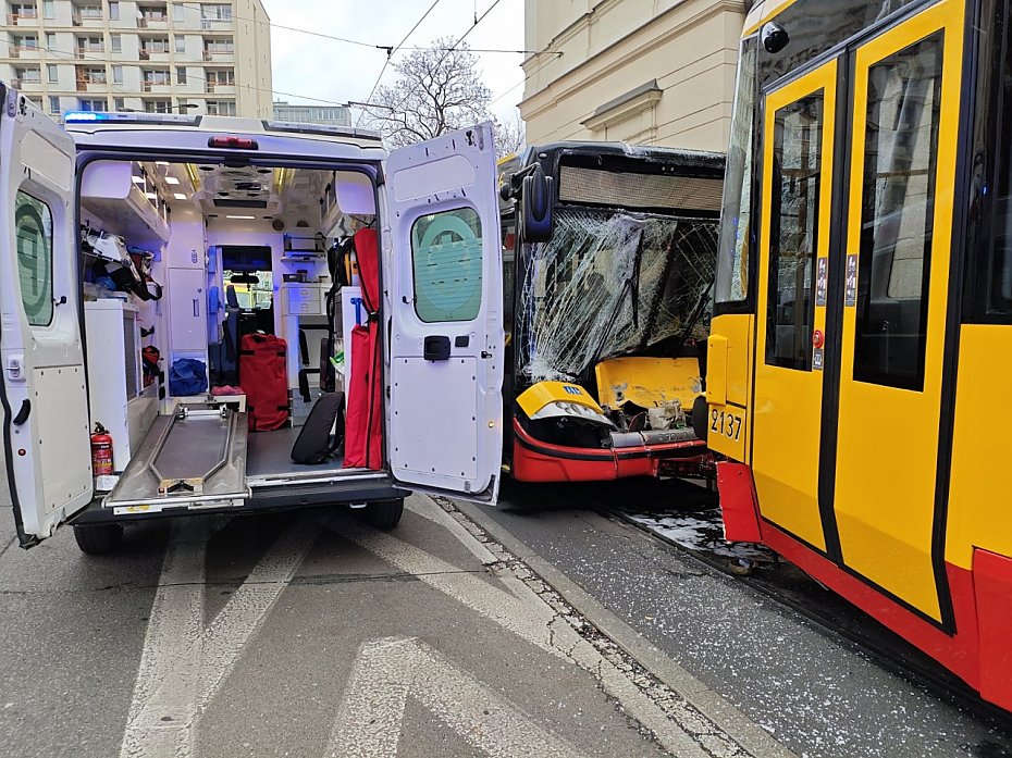 Zderzenie tramwajw z autobusem w alei Solidarnoci