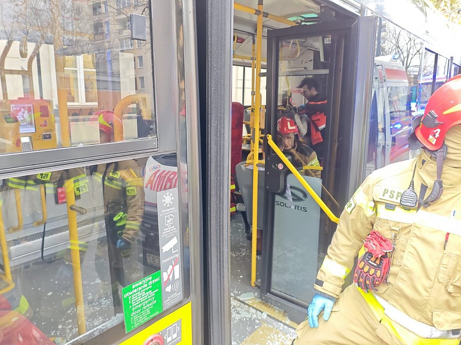 Zderzenie tramwajw z autobusem w alei Solidarnoci