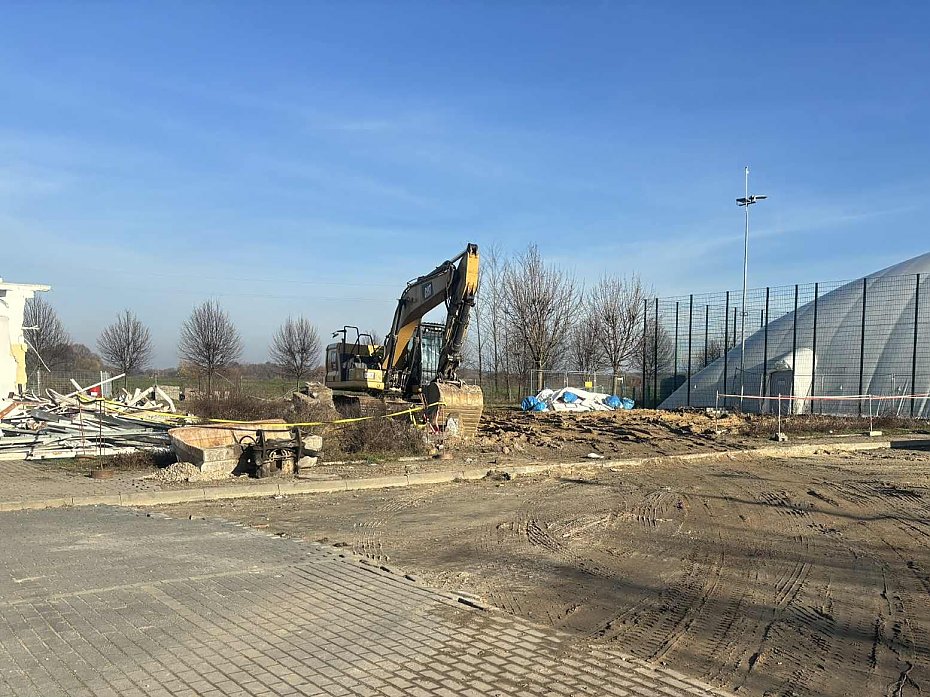 Nowa hala sportowa ju powstaje. Kontenery rozebrane