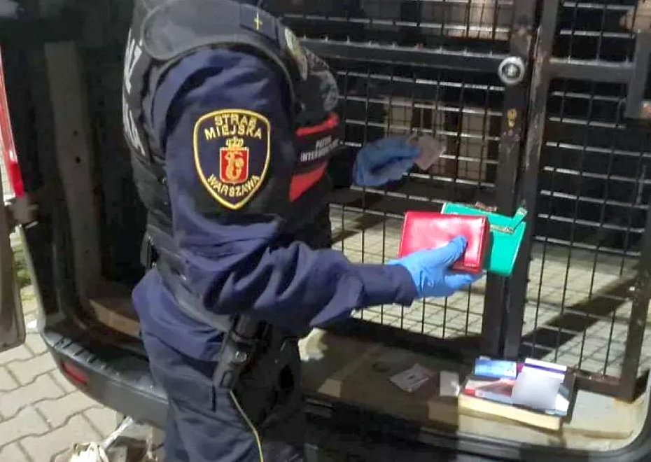 alt='Zasn w tramwaju. W kieszeni mia cudzy portfel'