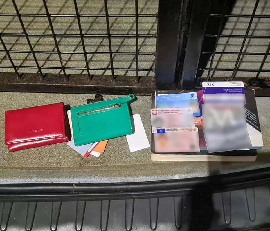 Zasn w tramwaju. W kieszeni mia cudzy portfel