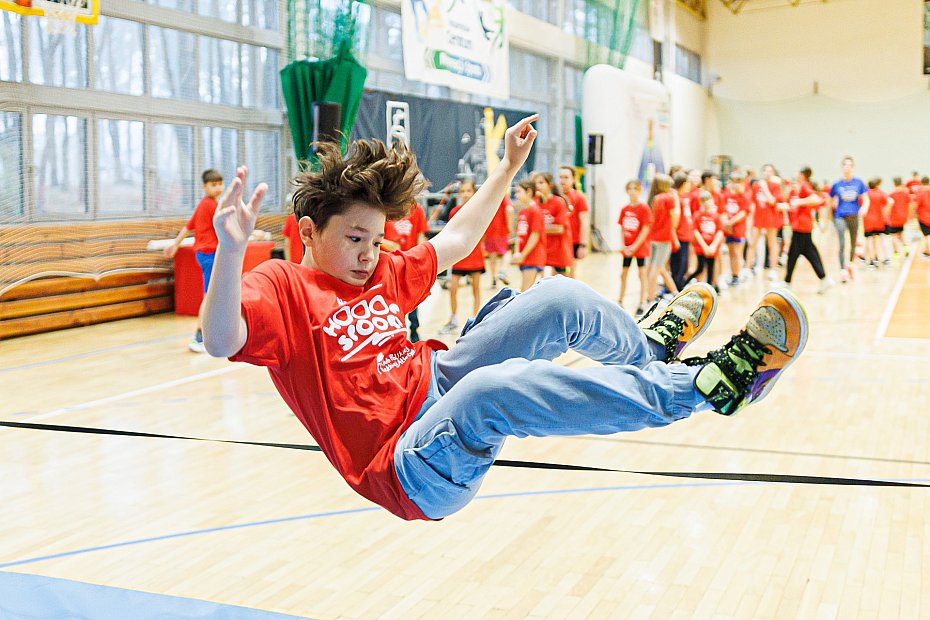 alt='Mnstwo dzieci w Nieporcie. Odwiedzi je gwiazda sportu'