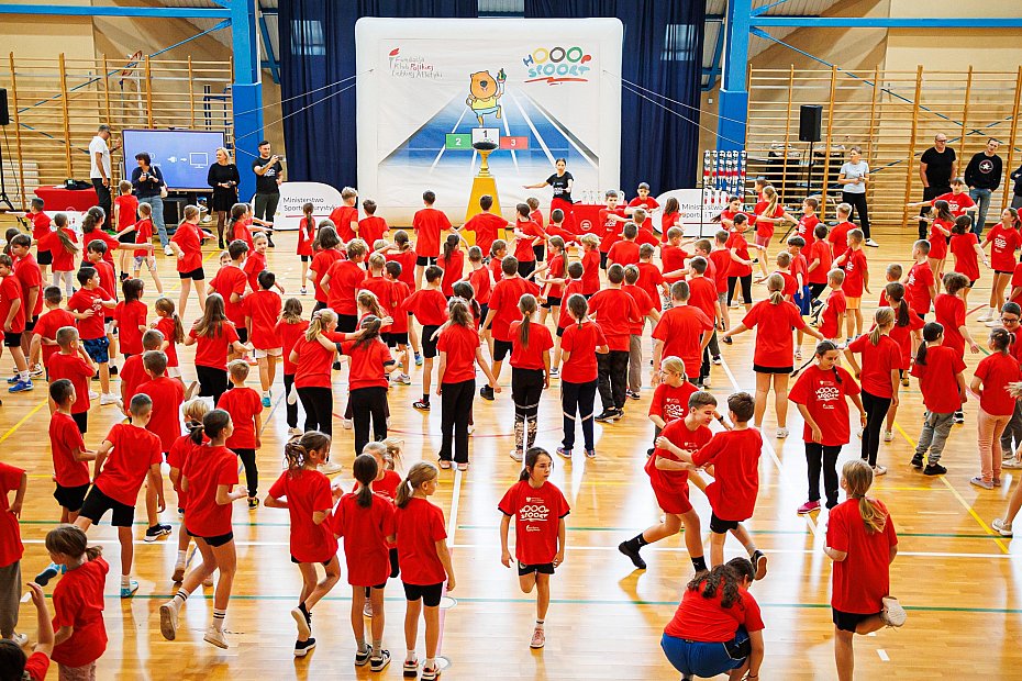 Mnstwo dzieci w Nieporcie. Odwiedzi je gwiazda sportu