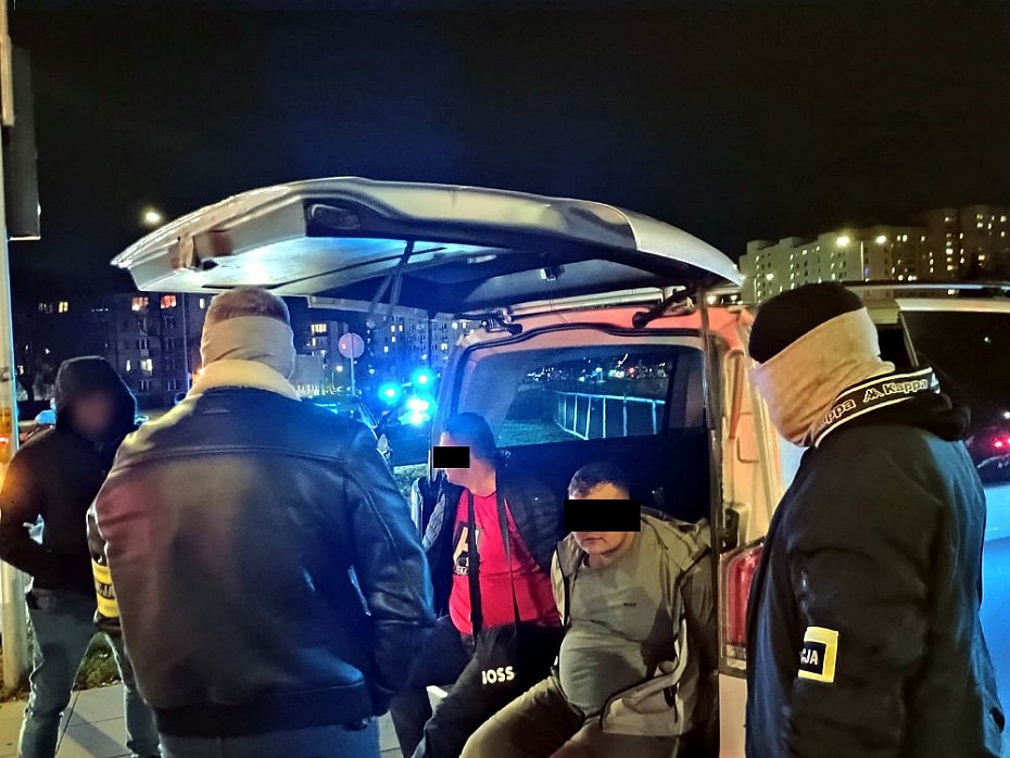 alt='Osiem osb zatrzymanych za kradziee aut. Policyjna akcja w kilku wojewdztwach'