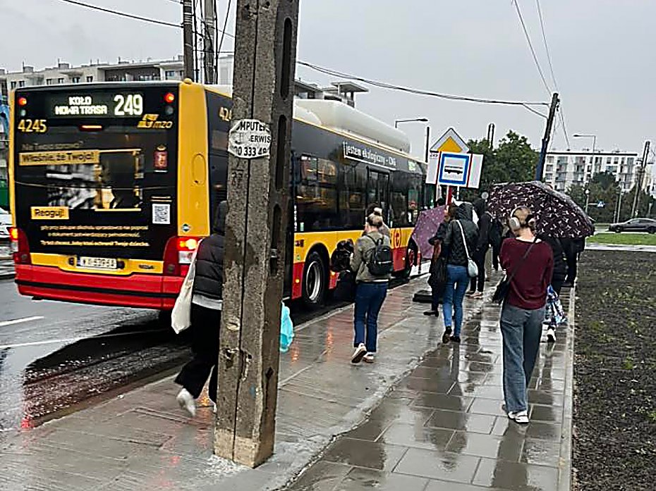 alt='Pasaerowie domagaj si wiat przystankowych. &quot;To XXI wiek czy prowizorka?&quot;'