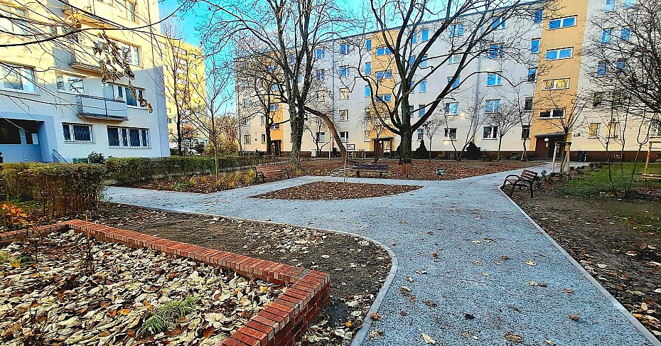 alt='Dwa podwrka na Niskiej po remoncie'