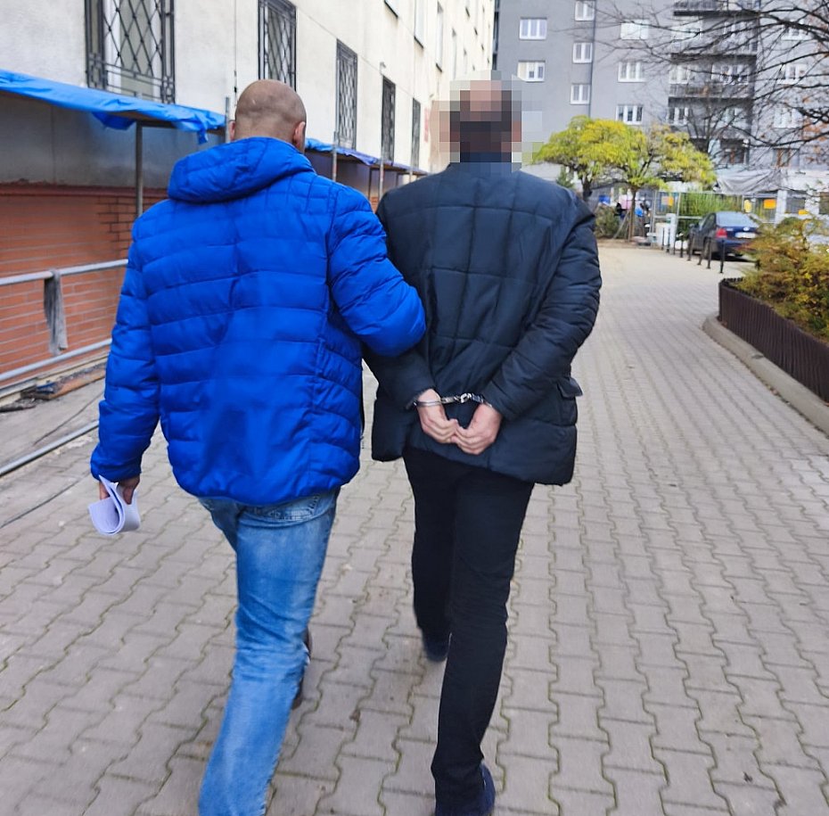 alt='Ksigowy mia problemy finansowe. Przelewa sobie cudze pienidze'