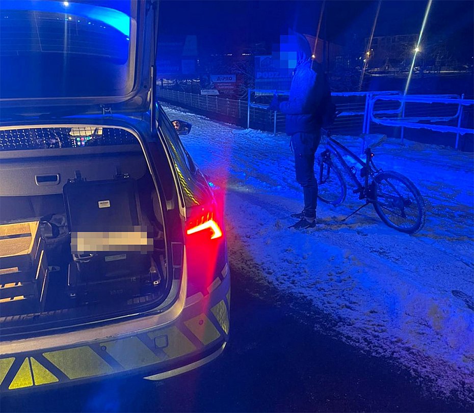 alt='Dwaj rowerzyci zatrzymani na liskiej drodze. Obaj byli pod wpywem alkoholu'