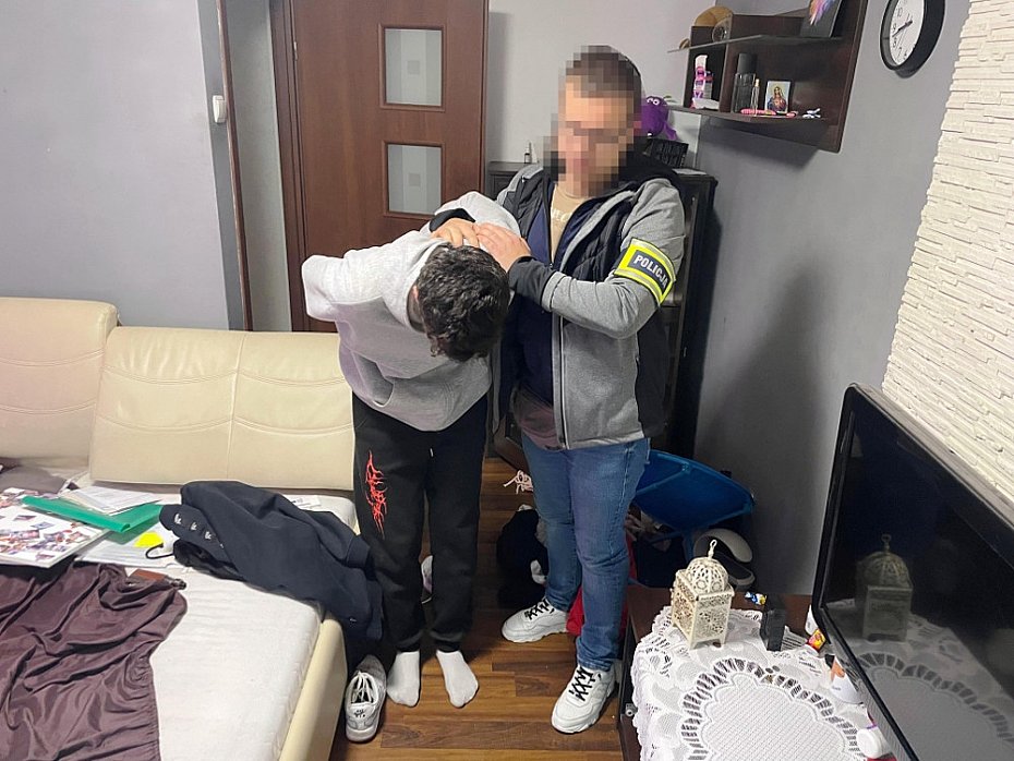 alt='Policja rozbia gang teleoszustw'