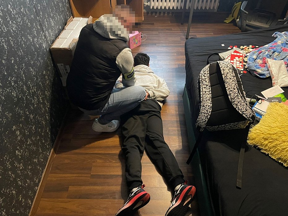 Policja rozbia gang teleoszustw