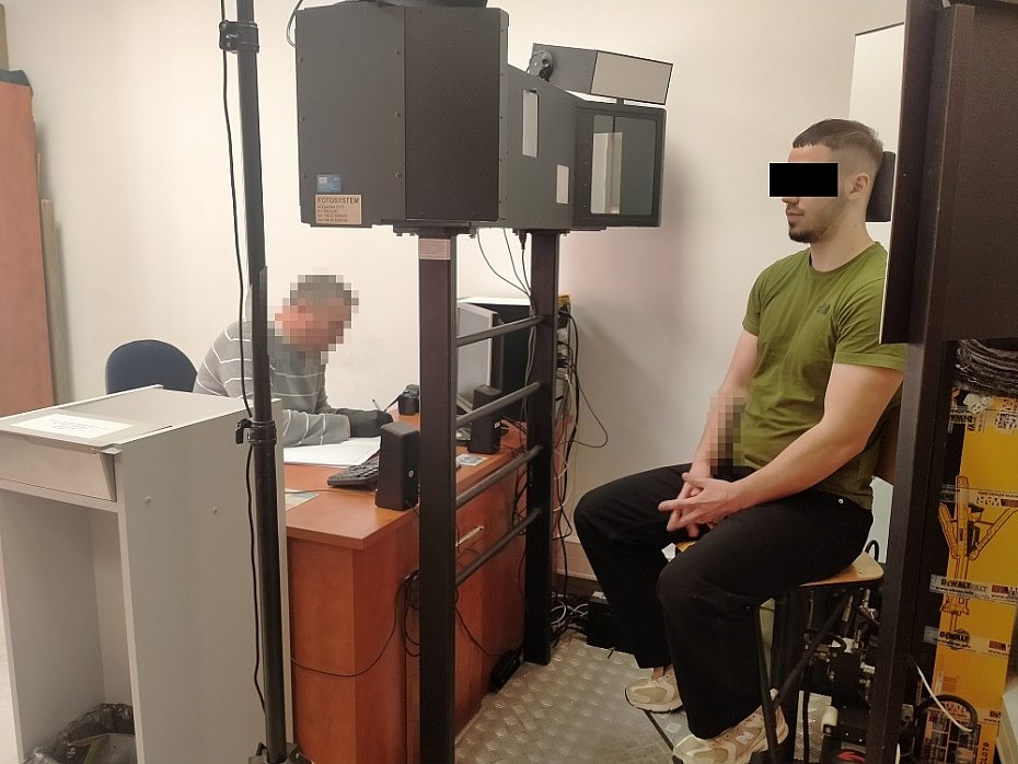 Policja rozbia gang teleoszustw