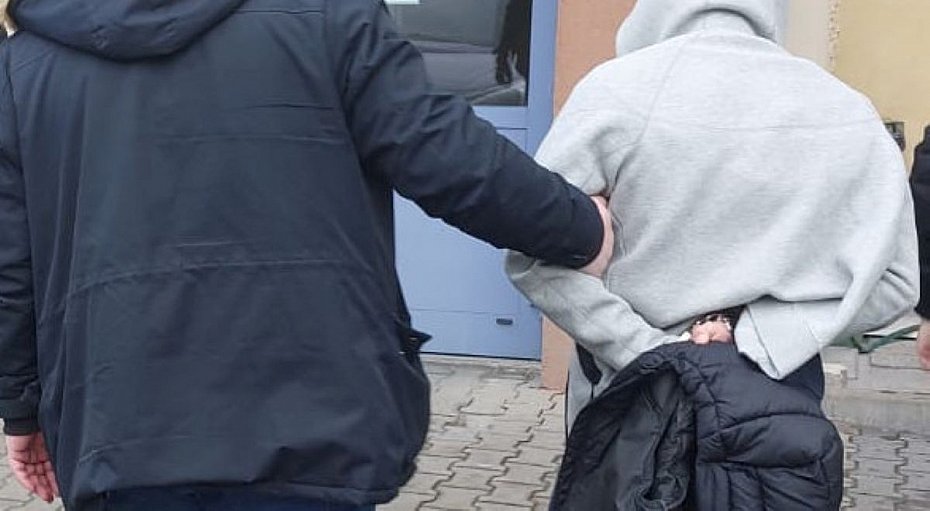 alt='32-latek ukrad perfumy w Galerii Mociny'