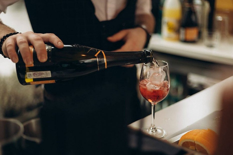 butelka szampana i kieliszek