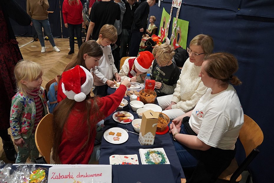 alt='Mikoajkowa Integracja witeczna w SP 92: taniec, koldy i witeczne atrakcje'