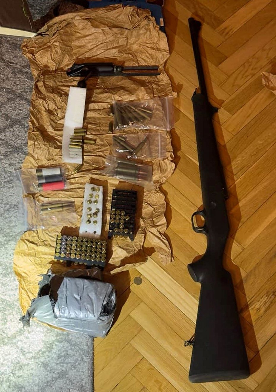 alt='Nie miaa kontaktu ze znajomym. W mieszkaniu bro i 149 sztuk amunicji'