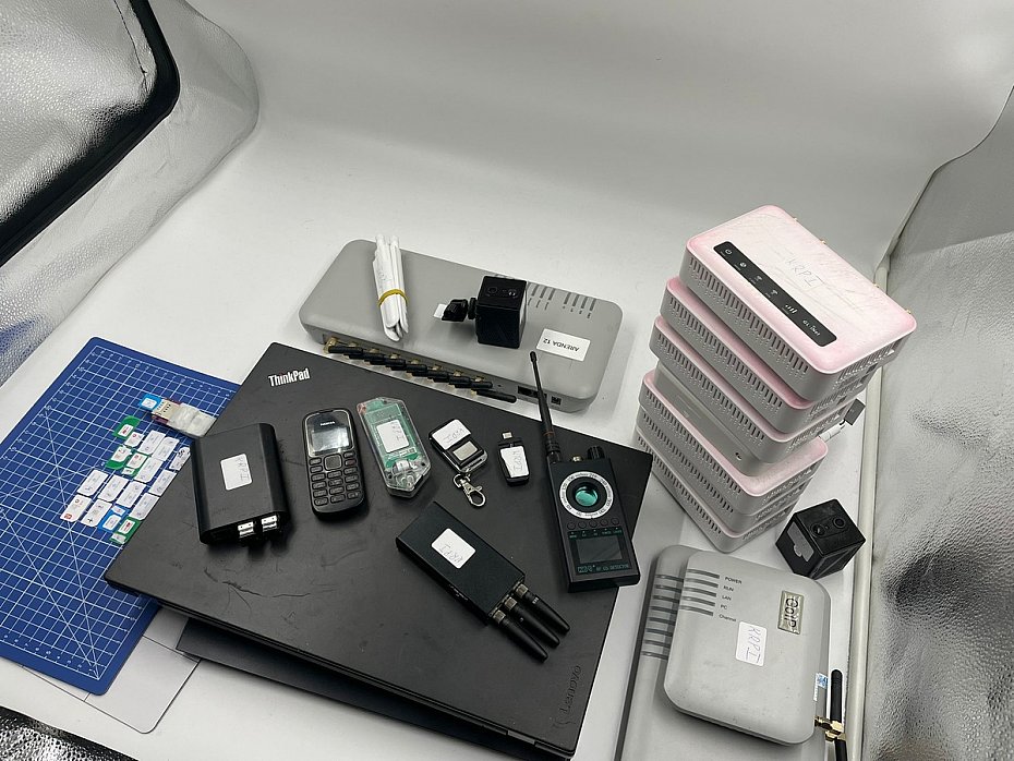 alt='Jechali z detektorem szpiegowskim i sprztem hakerskim'