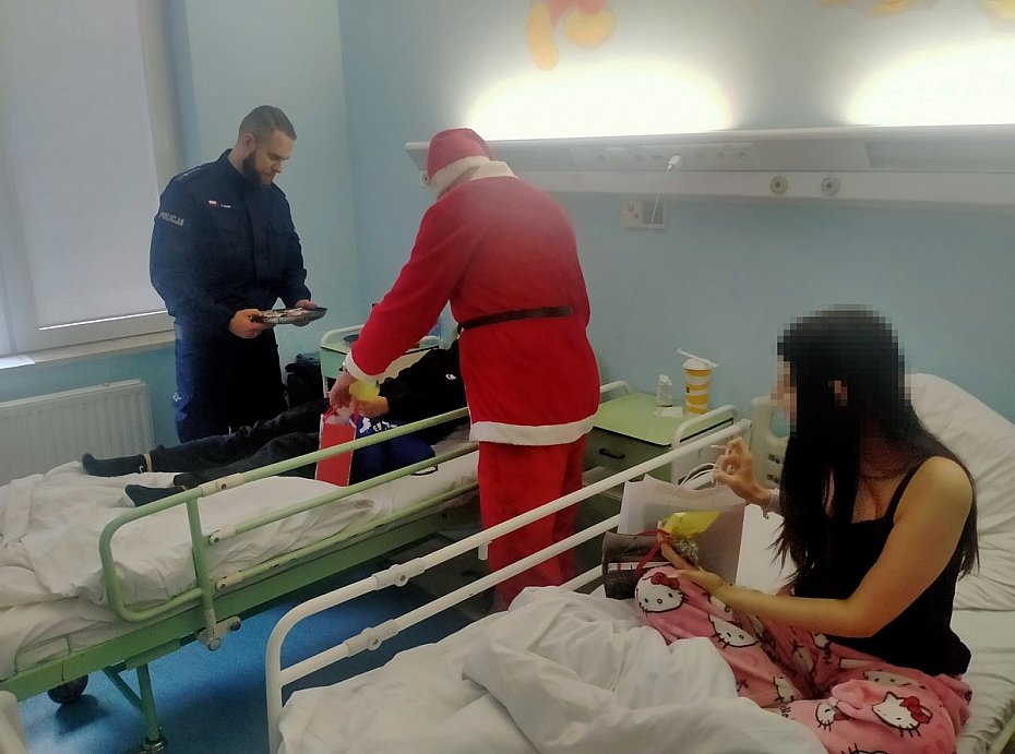 Policjanci obdarowali ma�ych pacjent�w Szpitala Biela�skiego