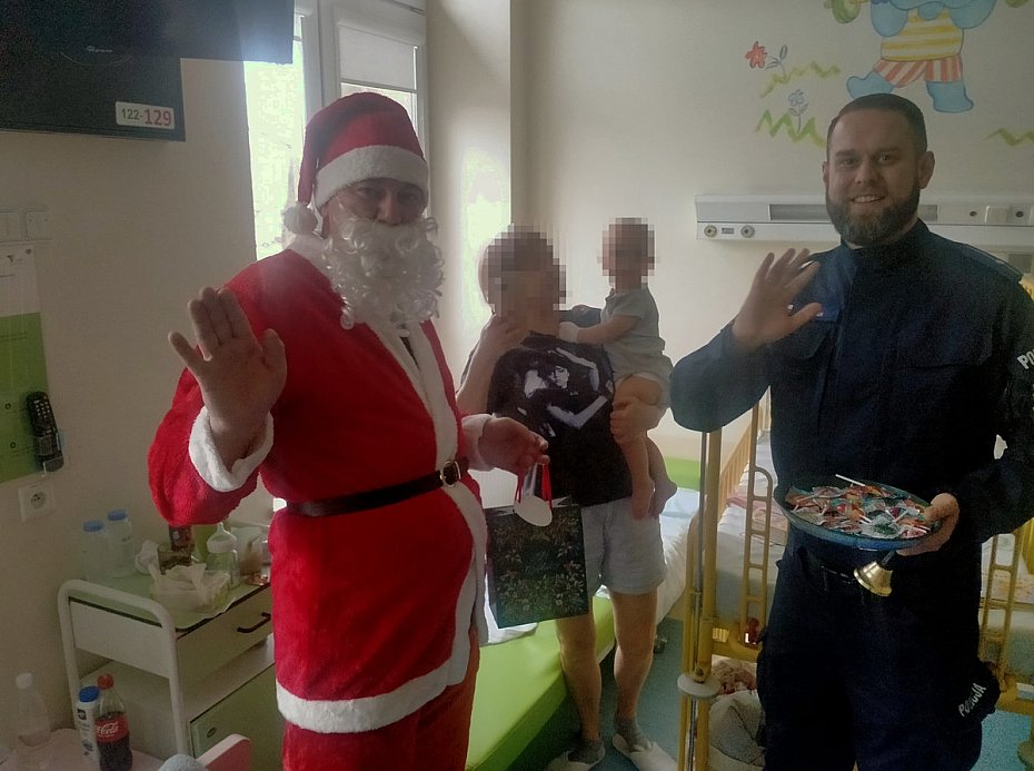 Policjanci obdarowali ma�ych pacjent�w Szpitala Biela�skiego