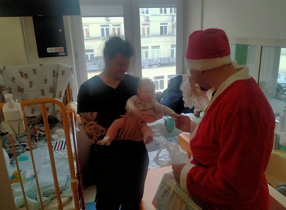 Policjanci obdarowali ma�ych pacjent�w Szpitala Biela�skiego