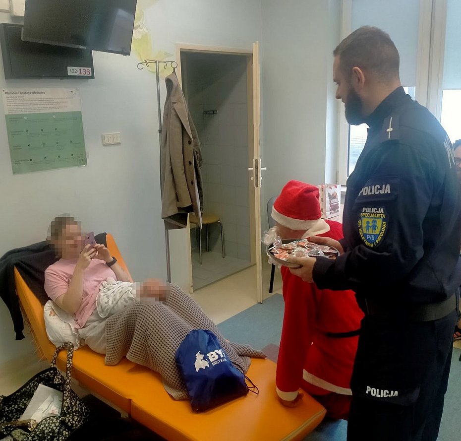 Policjanci obdarowali ma�ych pacjent�w Szpitala Biela�skiego