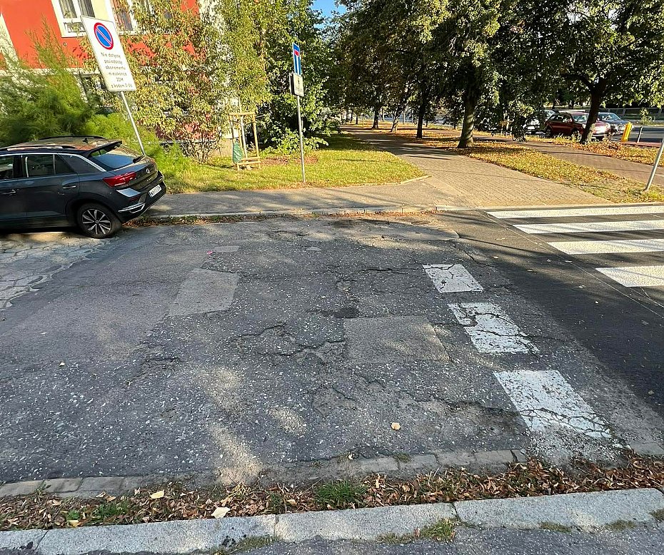 alt='Zapomniany fragment asfaltu. Dzielnica domaga si� doko�czenia prac'