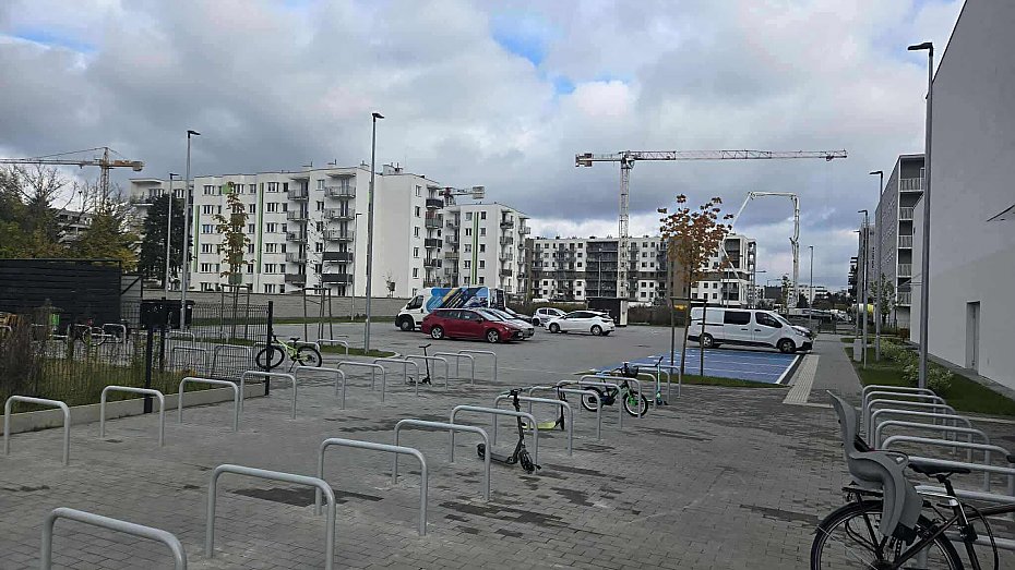 Rodzice z nowej szkoy walcz o parking. "Absurdalna sytuacja"