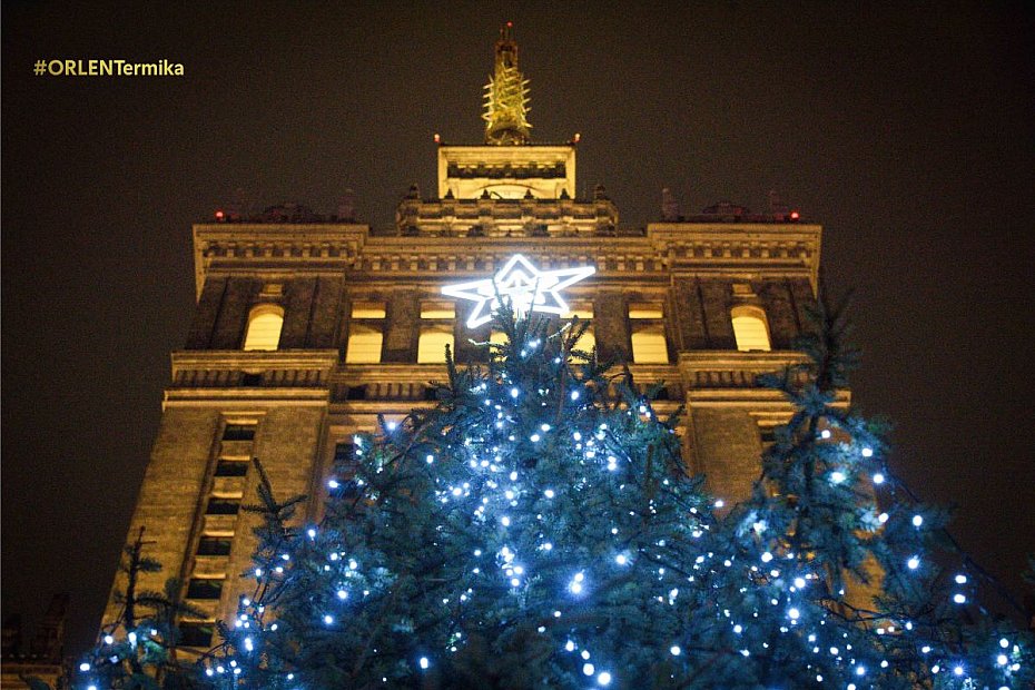 Choinka rozwietlia plac przed PKiN. Brakuje tylko niegu