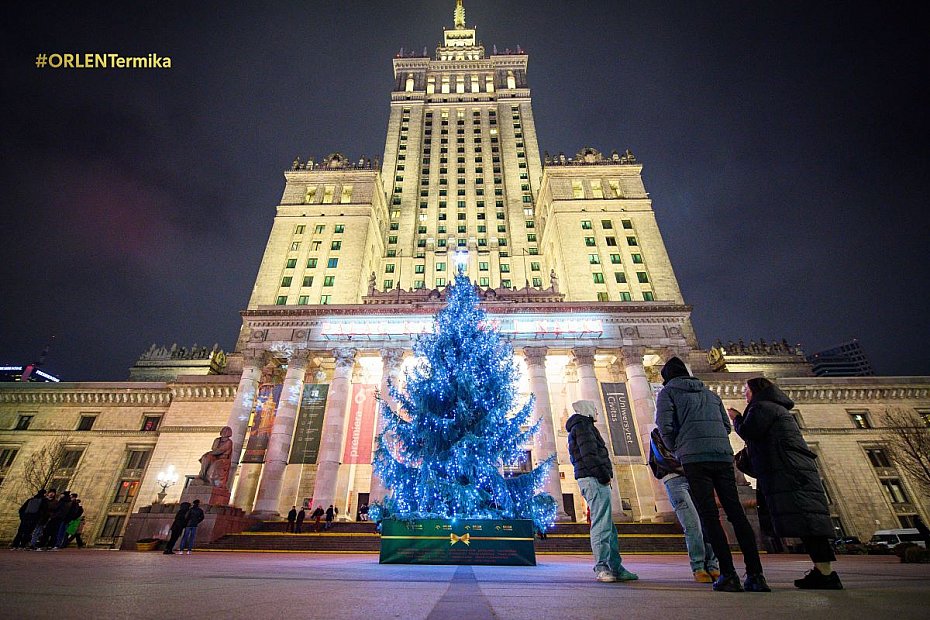 Choinka rozwietlia plac przed PKiN. Brakuje tylko niegu