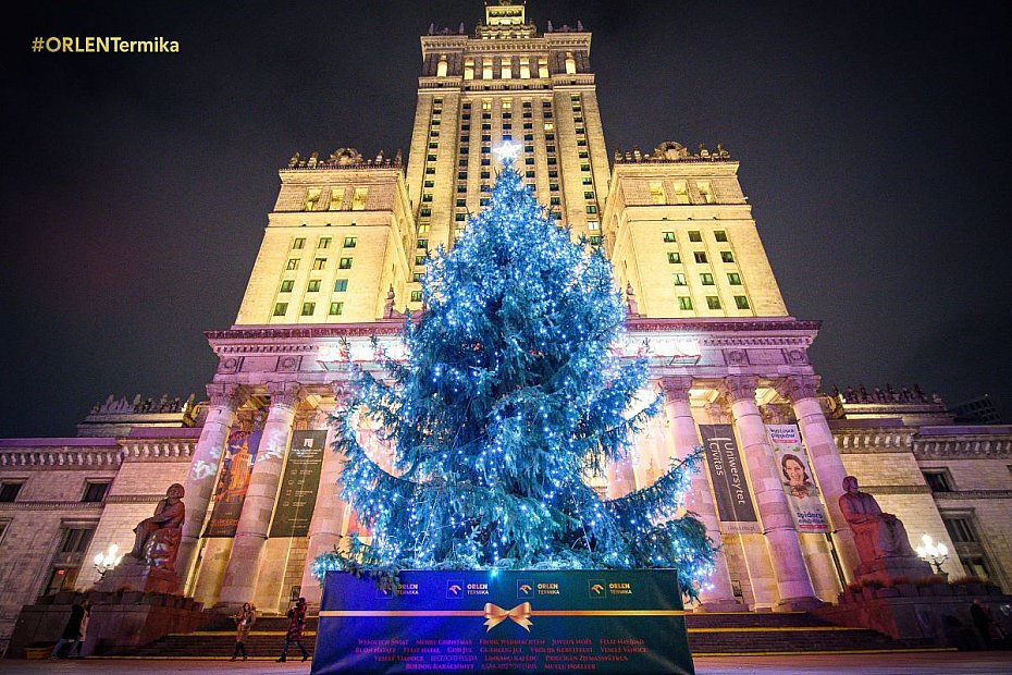 alt='Choinka rozwietlia plac przed PKiN. Brakuje tylko niegu'
