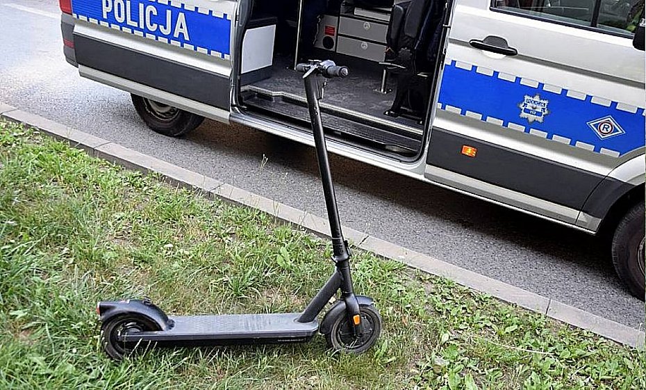 alt='Mody mczyzna run z hulajnogi. By zakrwawiony i zszokowany'