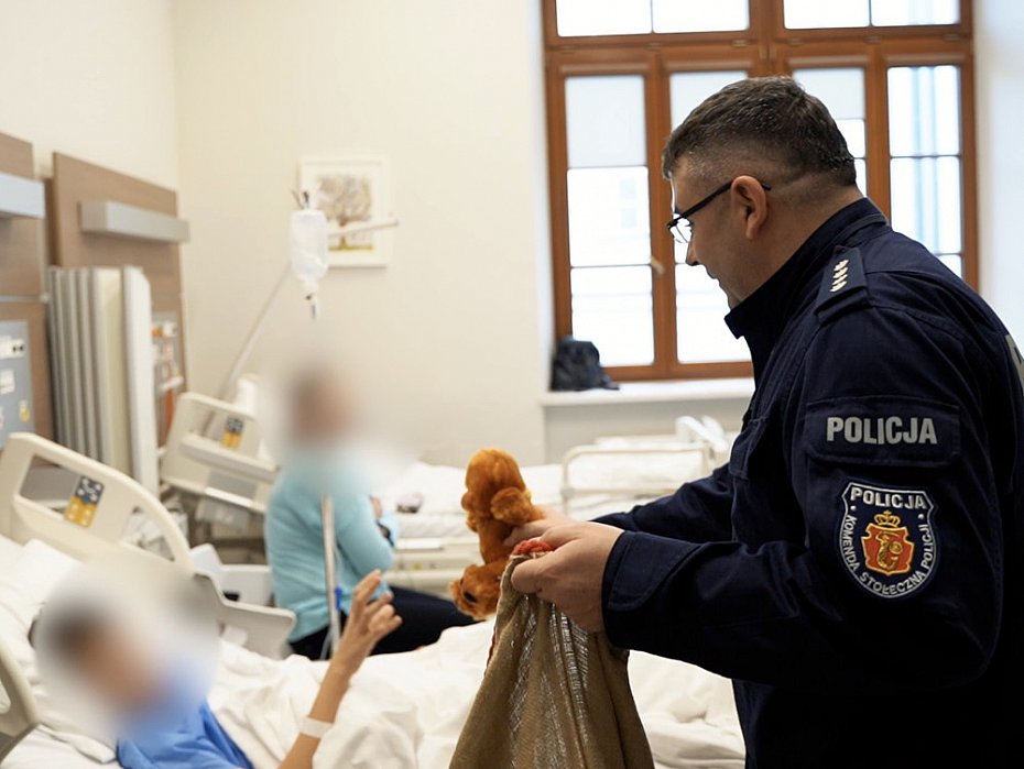 alt='Stoeczni policjanci jako Mikoaje w szpitalu'