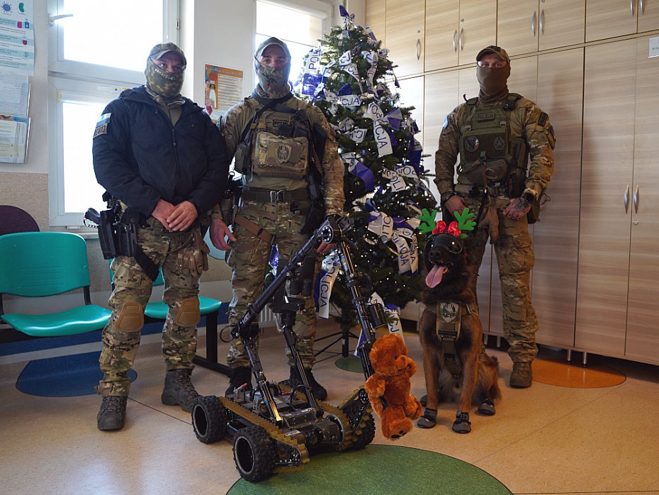 Stoeczni policjanci jako Mikoaje w szpitalu