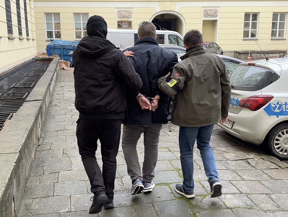 alt='Policja zatrzymaa 49-latka. Mia 40 tysicy plikw z dziecic pornografi'