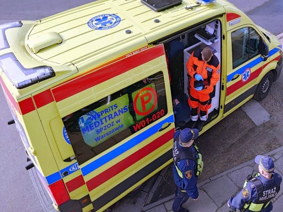 alt='Nietrzewy 16-latek spa na schodach'