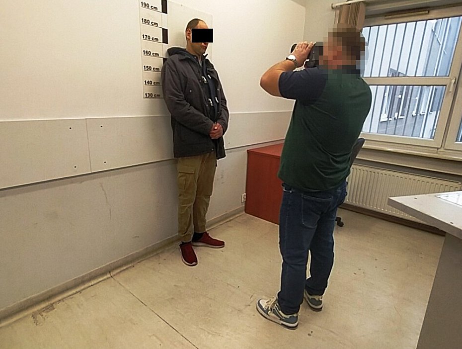 alt='Policja zatrzymaa mczyzn po alarmujcym wpisie w internecie'