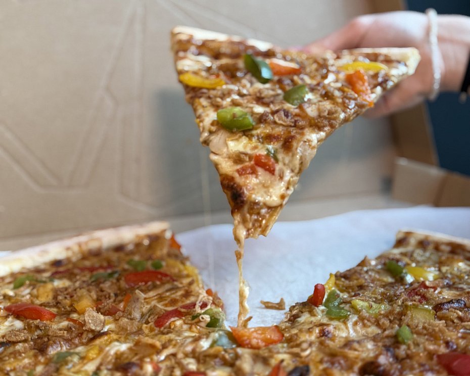 Gorcy Trjkt - pizzeria Warszawa, gdzie krluj gigantyczne kawaki pizzy od rki!