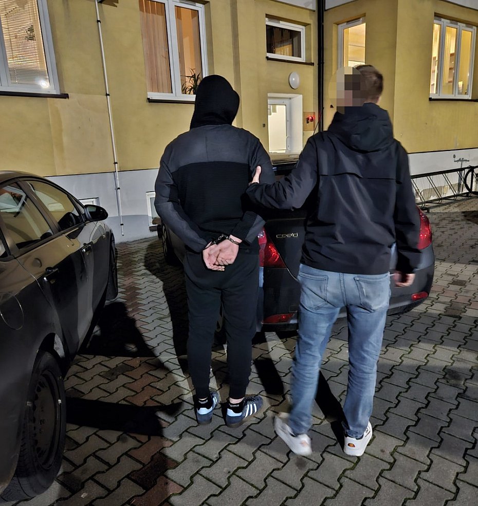 alt='18-latek zatrzymany za oszustwo metod na pracownika banku'